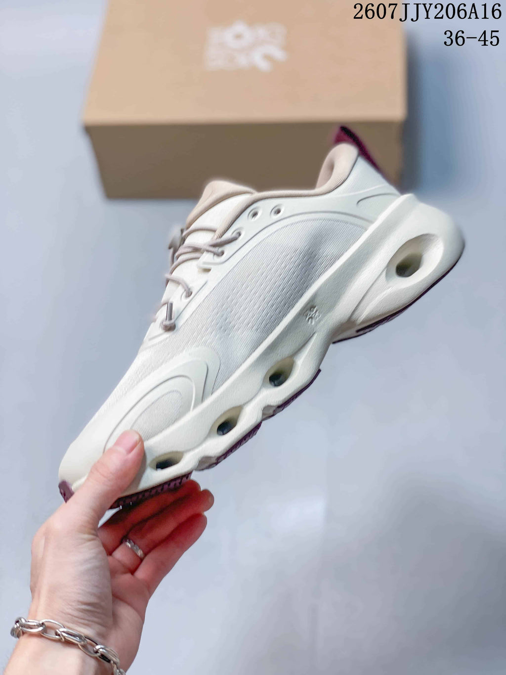 On Cloudsolo Unisex Sneakers for Running Off-White 2607JJY206A16 - product image from the listing.