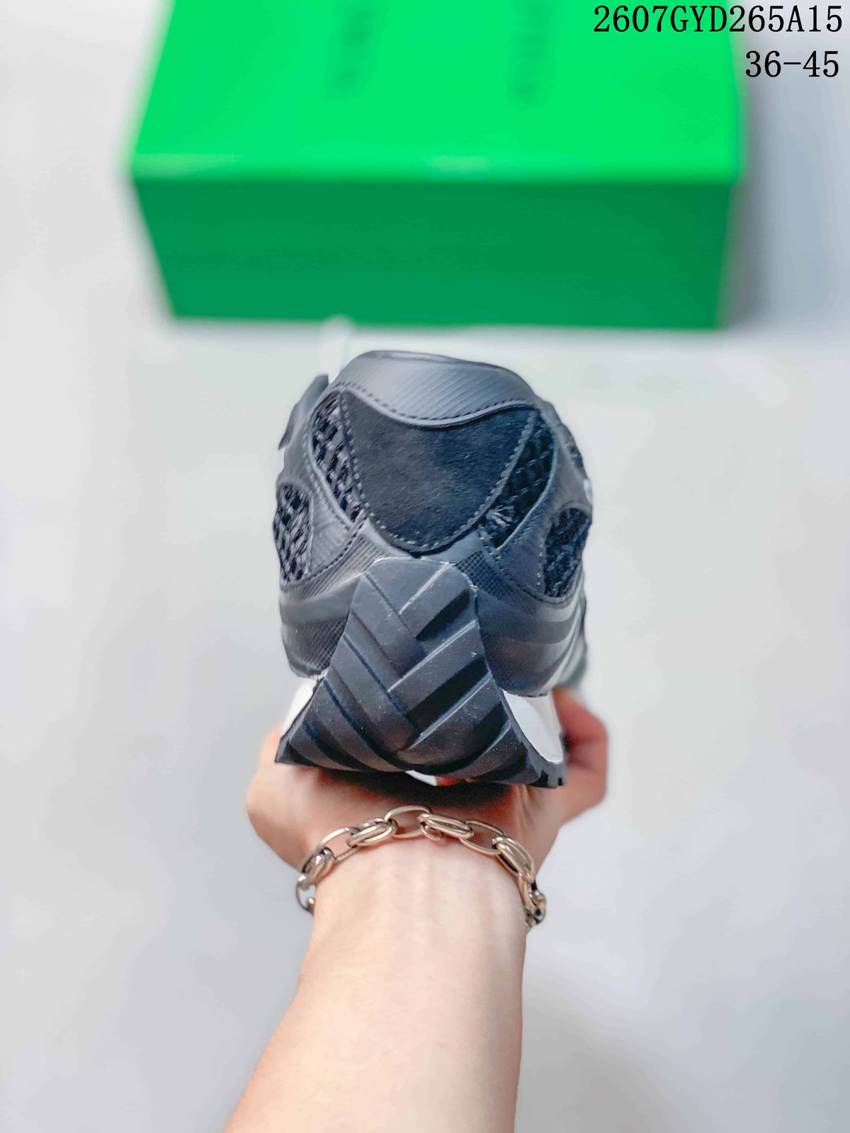 Bottega Veneta Orbit Low-Cut Sneakers Black/White 2607GYD265A15 - product image from the listing.