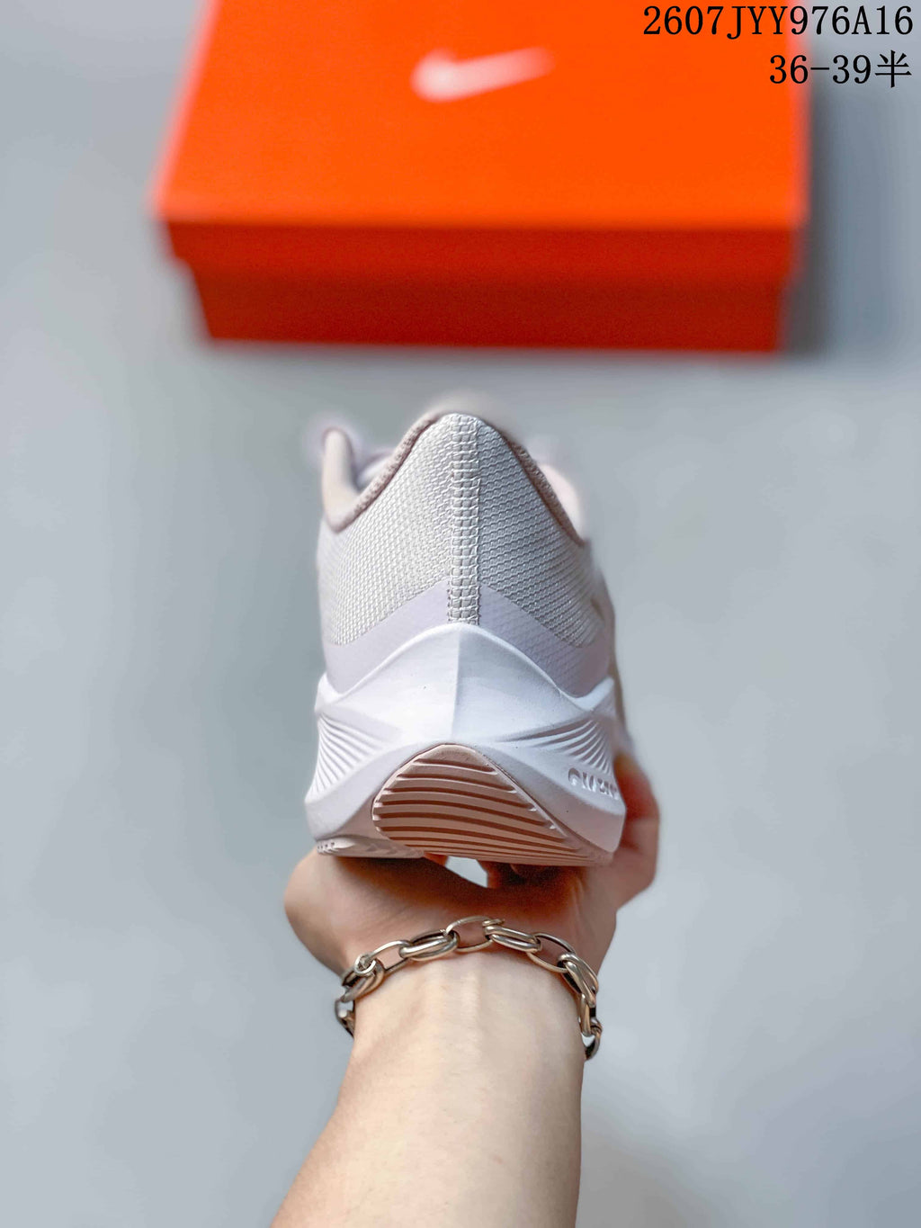 Women's Nike Zoom Winflo 8 Running Sneakers White Gold - product image from the listing.