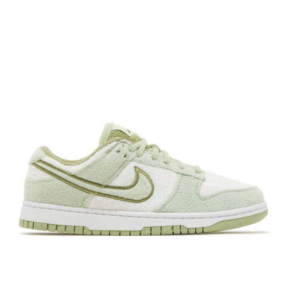 "Fleece - Honeydew" Nike Dunk Low SE Sneakers - product image from the listing.