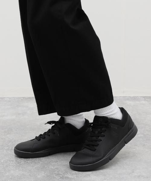 On The Roger Advantage Black Lifestyle Trainers - product image from the listing.