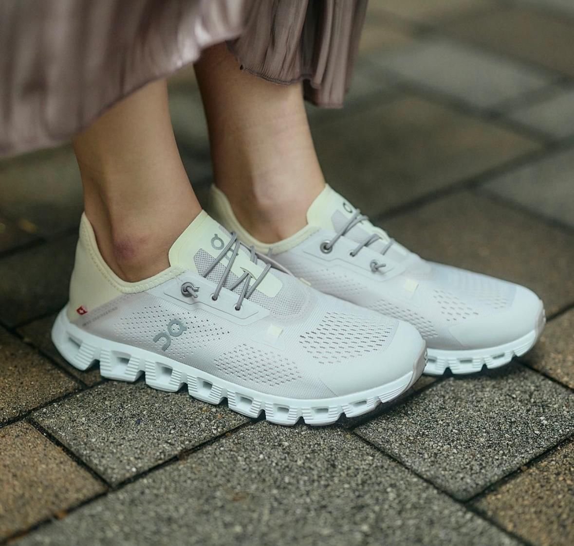 On Cloud 5 Coast Sand/Ray Lifestyle Trainers - product image from the listing.
