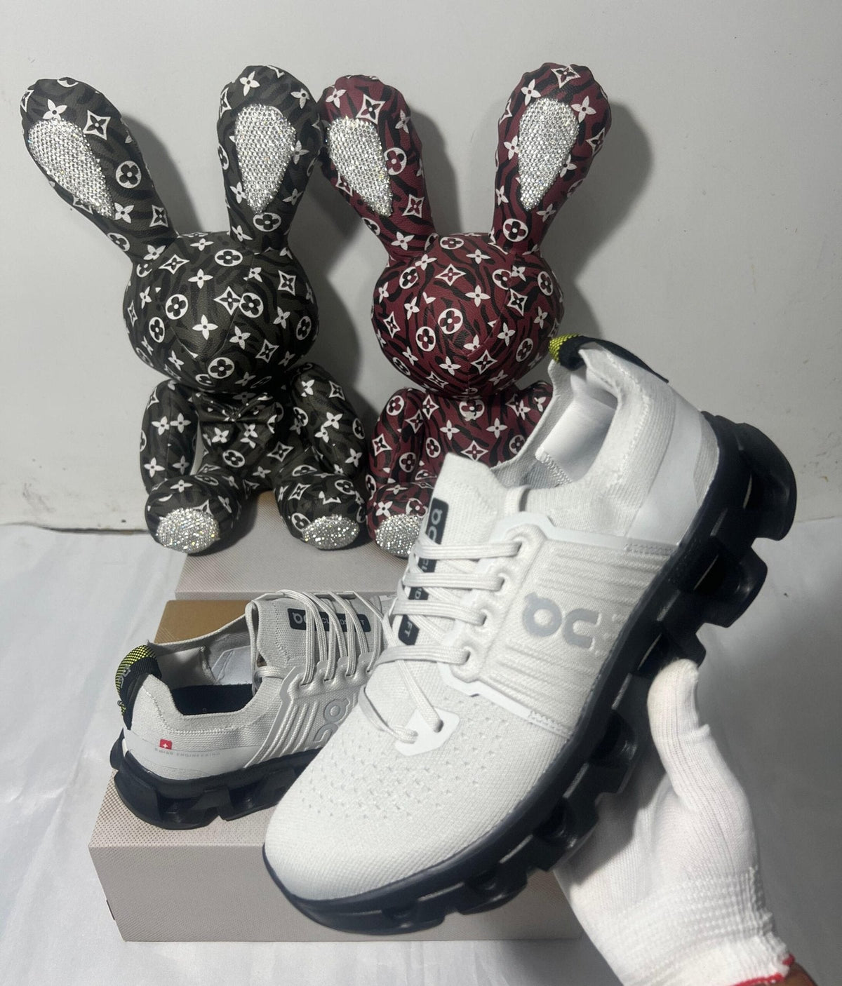 On Cloudswift 4 Running Shoes in Wolf/Black - product image from the listing.