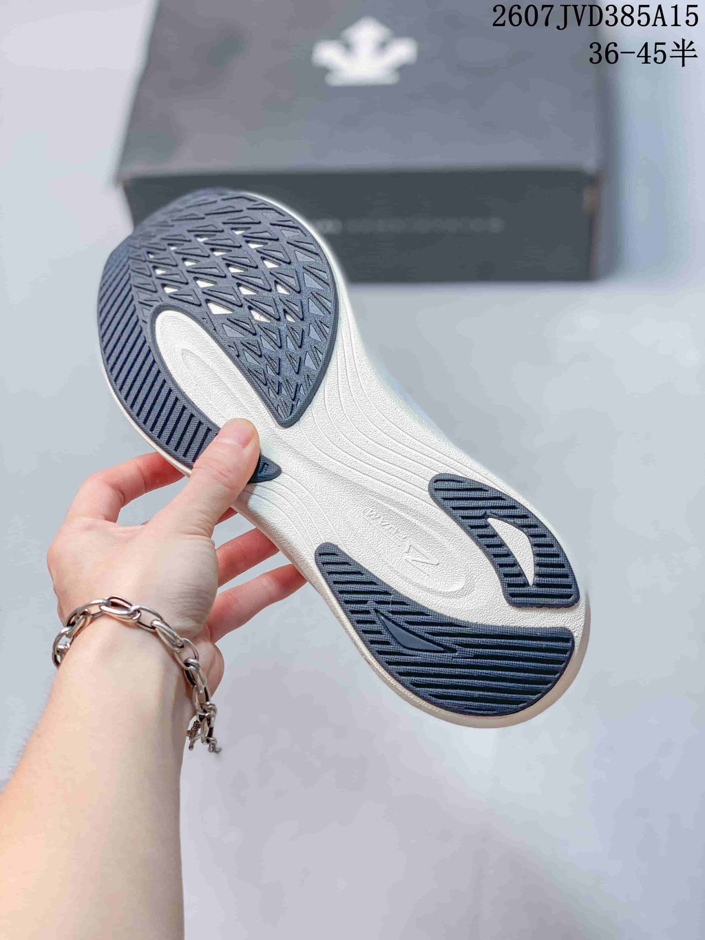Descente EASE WIRE White Casual Trail Trainers 2607JVD385A15 - product image from the listing.