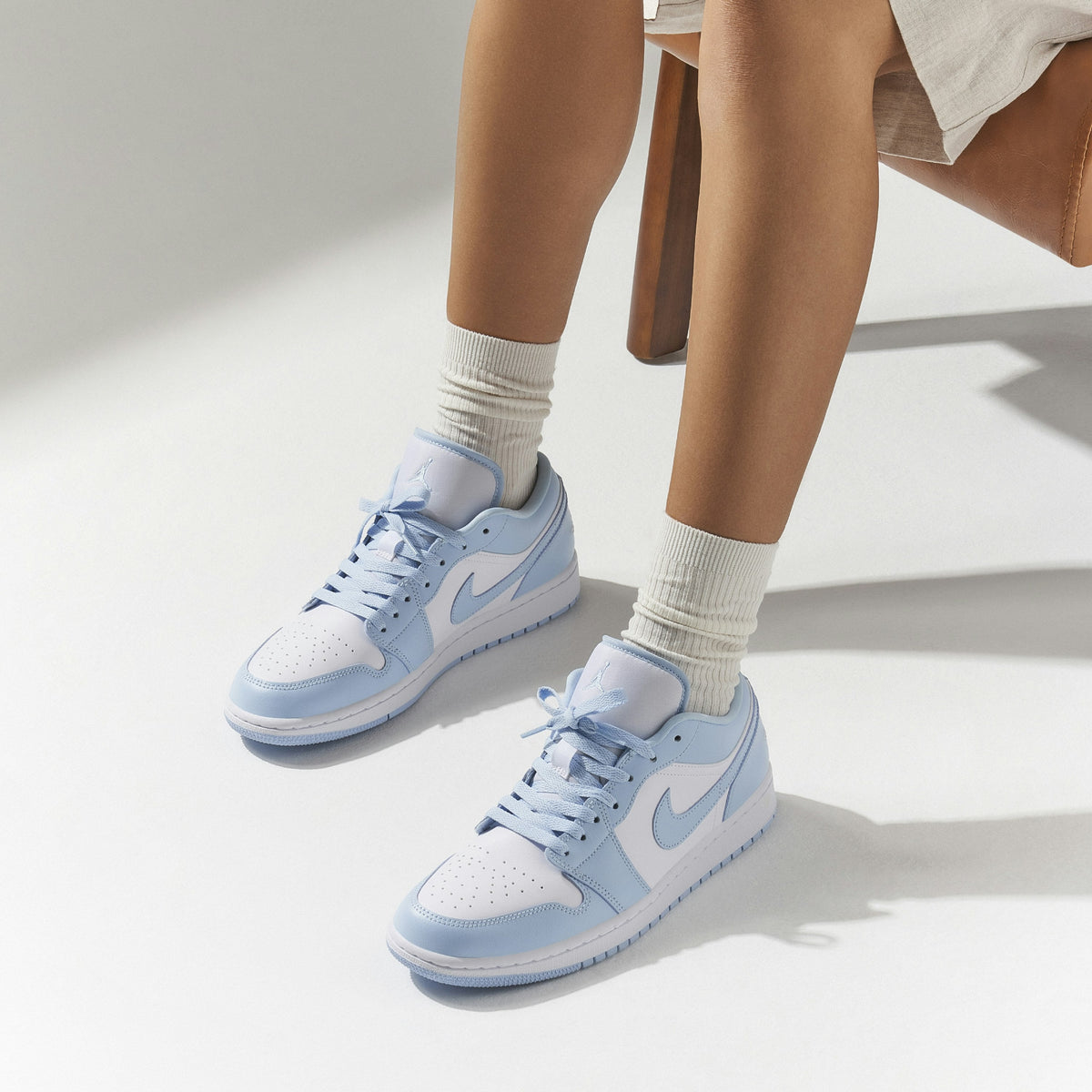 Women's AIR JORDAN 1 LOW ALUMINUM - product image from the listing.