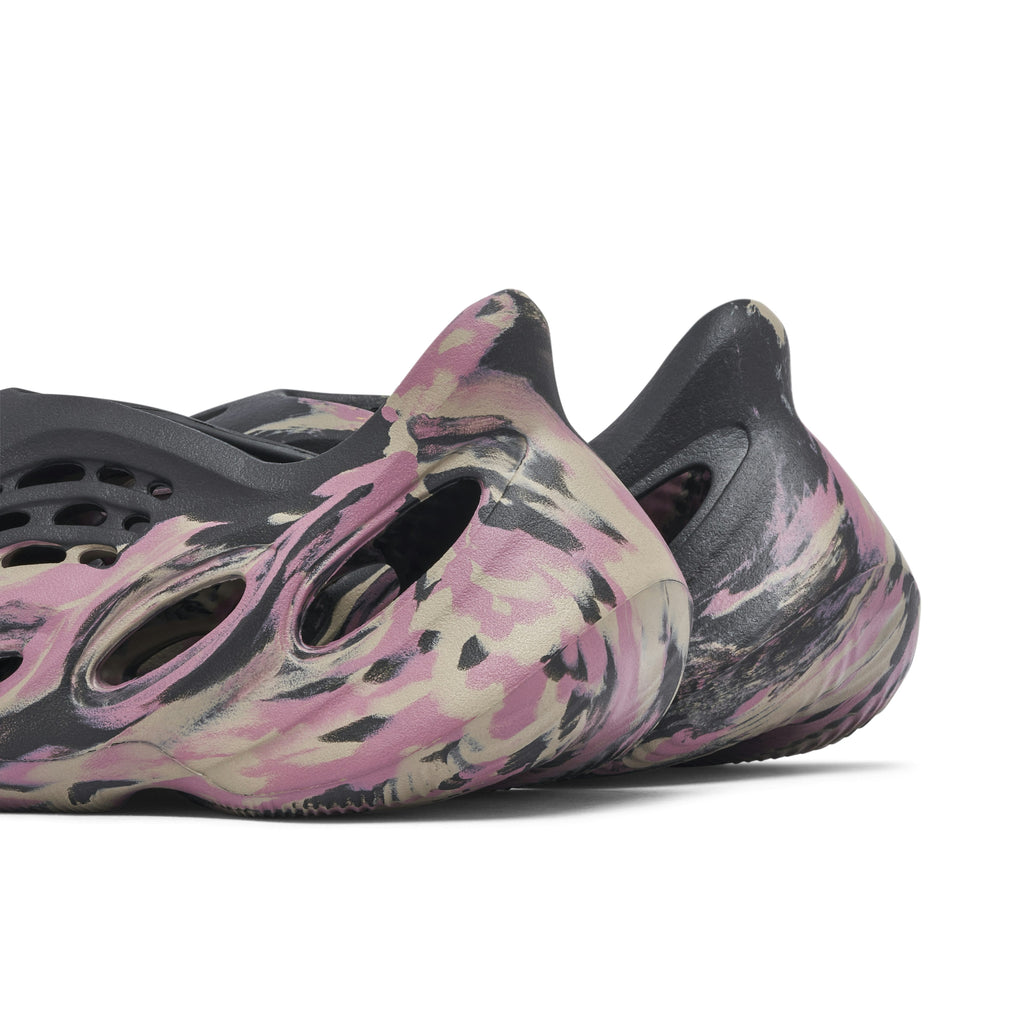 YEEZY FOAM RUNNER MX CARBON - product image from the listing.
