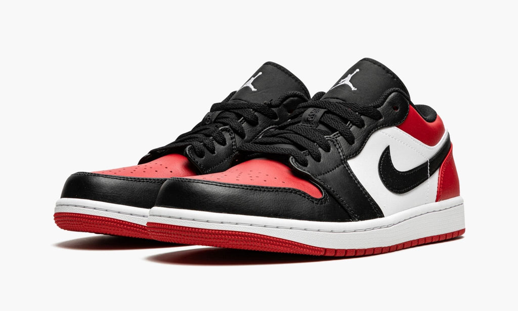 Bred Toe Sneakers - Air Jordan 1 Low - product image from the listing.
