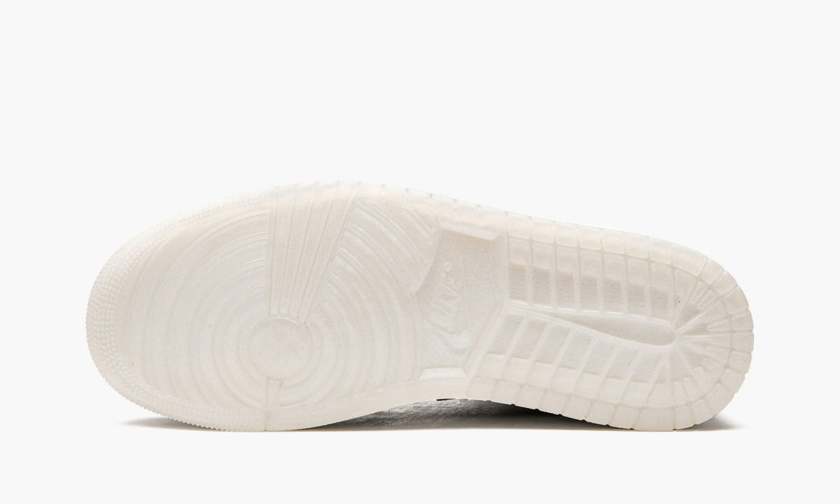 Diamond Sneakers - Air Jordan 1 MID SE - product image from the listing.