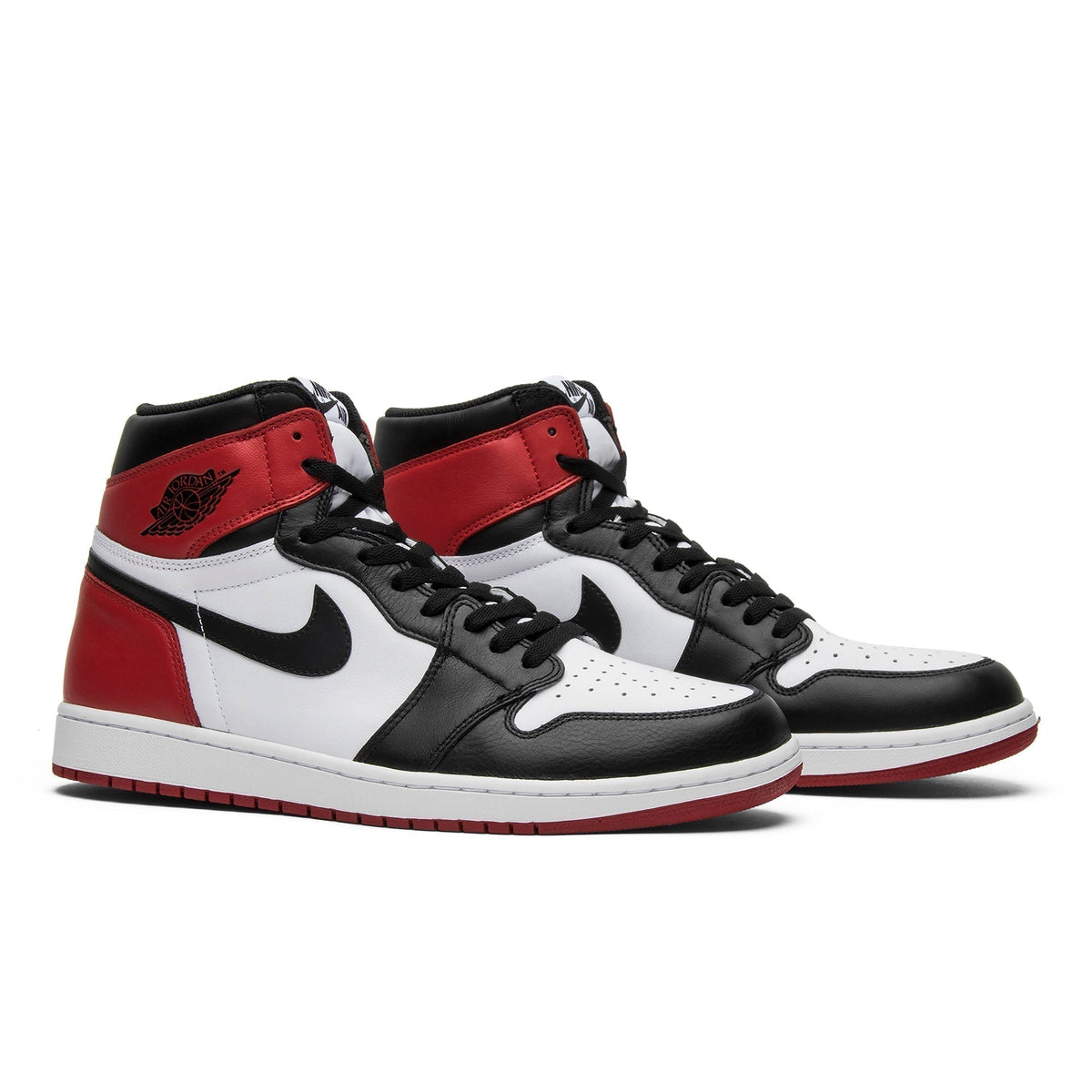 "Black Toe" Air Jordan 1 Retro High OG 2016 555088-125 Sneakers - product image from the listing.