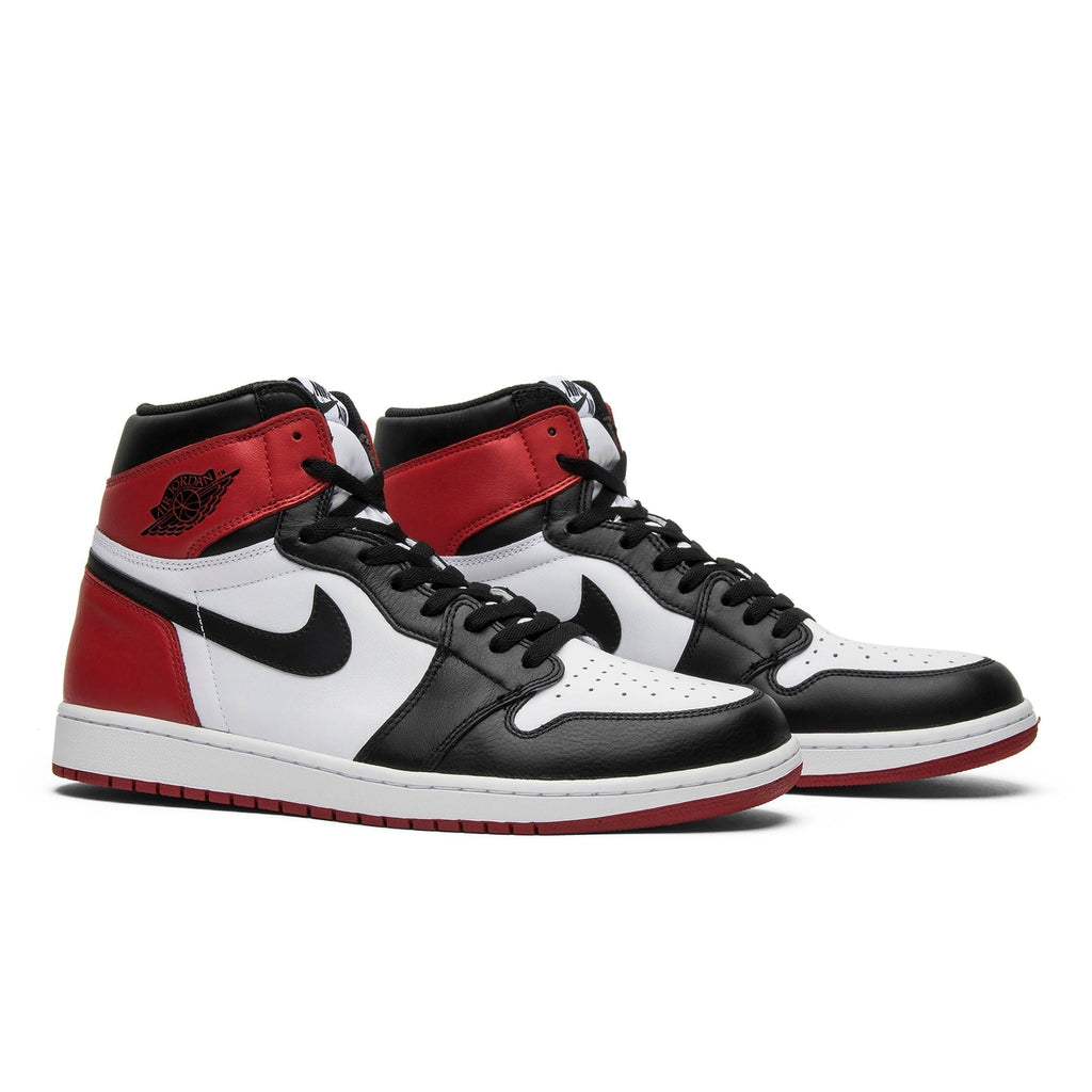 Black Toe 2016 555088-125 Sneakers - Air Jordan 1 Retro High OG - product image from the listing.