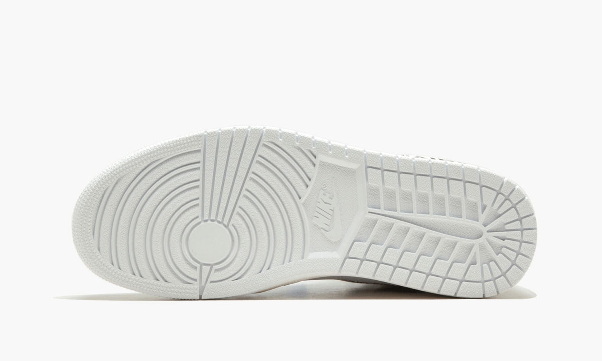 "Euro Release" Air Jordan 1 x OFF-WHITE Sneakers - product image from the listing.
