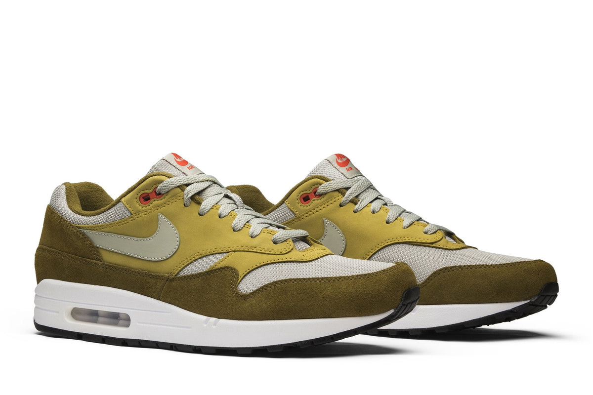 Green Curry Sneakers - Air Max 1 Retro - product image from the listing.