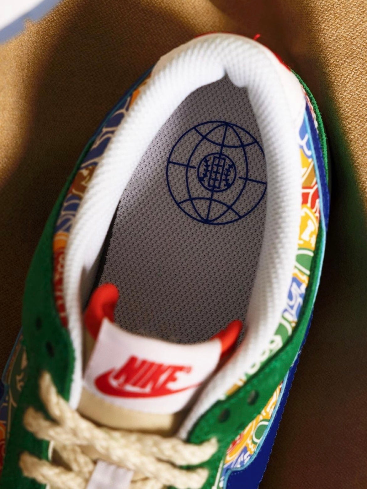 Nike SB Dunk Low Foam Finger Trainers DZ5184-300 - product image from the listing.