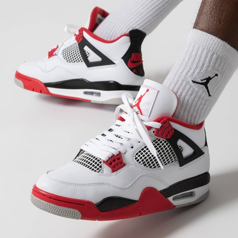 Fire Red Denim (2020) Sneakers - Jordan 3 Retro SE - product image from the listing.