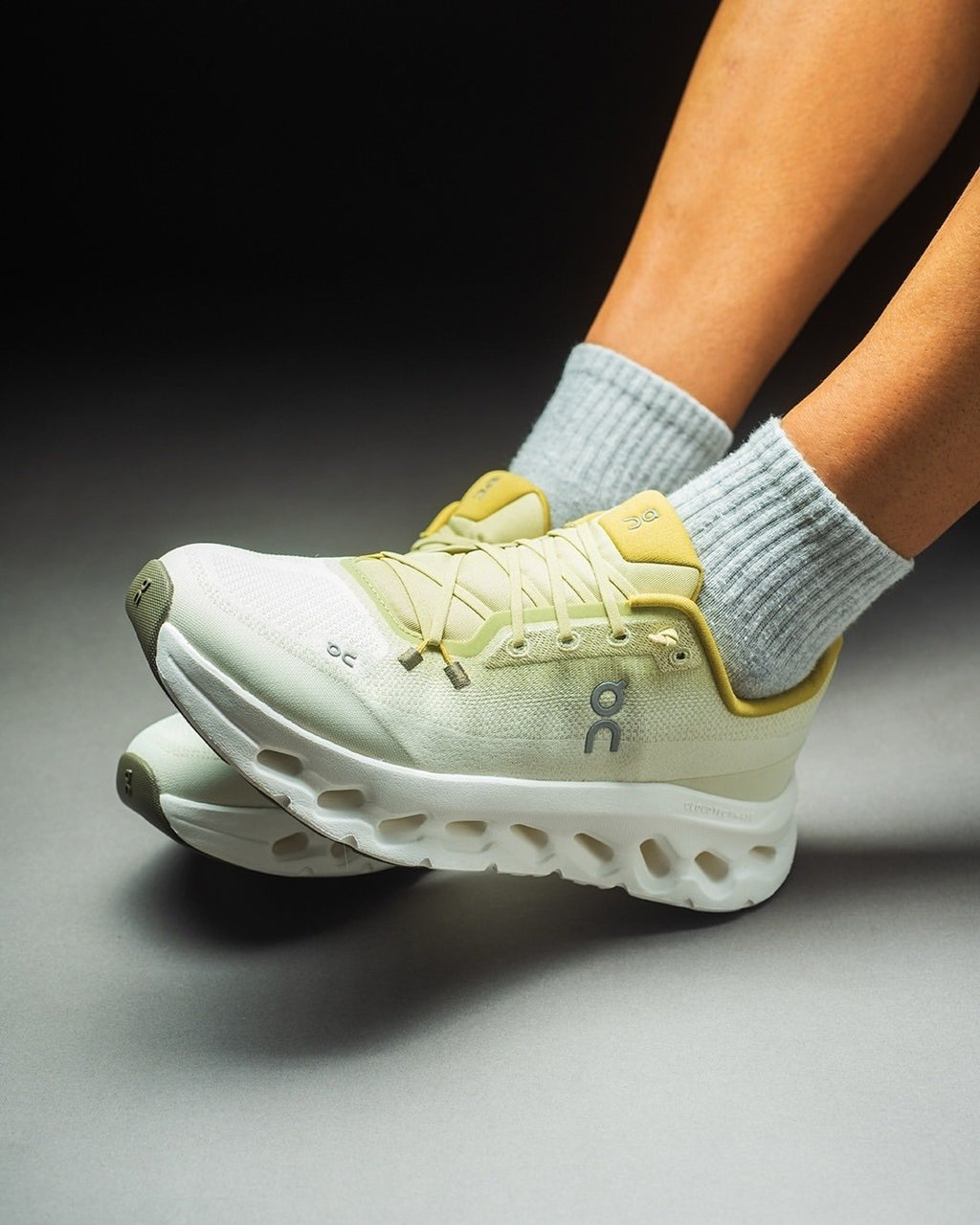 On Cloudtilt Caper Ghost Lifestyle Trainers - product image from the listing.