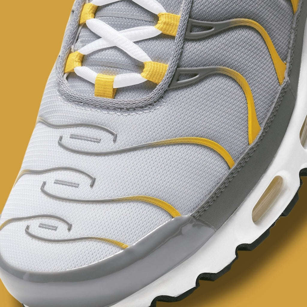 Particle Grey Dark Sulphur Sneakers - Nike Air Max Plus - product image from the listing.