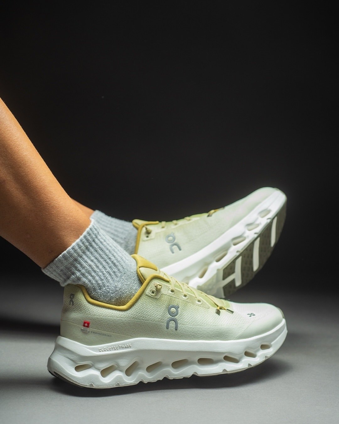 On Cloudtilt Caper Ghost Lifestyle Trainers - product image from the listing.